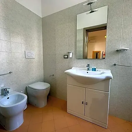 A Due Passi Dal Mare B&B 포르토 세자레오